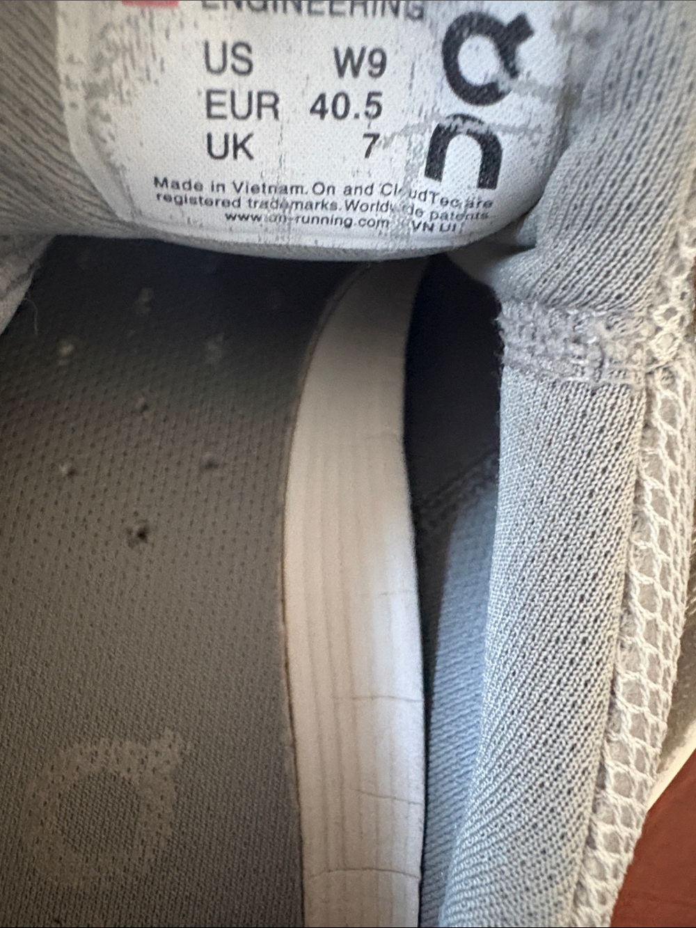 On clouds On Running Cloudswift
Glacier/White
Women's Size 9 - Picture 2 of 4